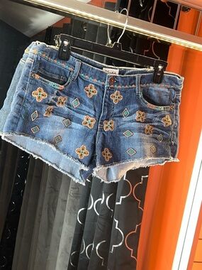 MUDD CLASSICS 🌟 BRAND NEW SIZE 13 🏷️ Vintage Low-Rise Embroidered Shorties 🧵